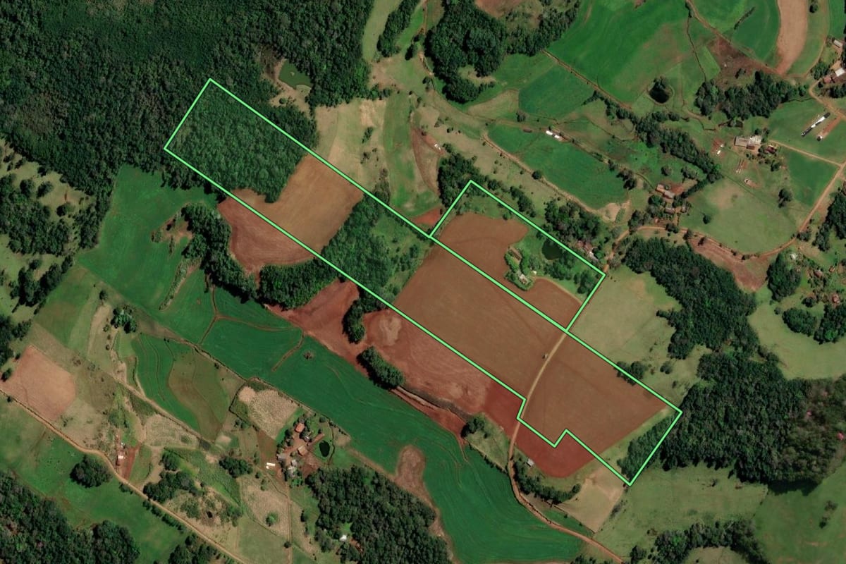 Imagem de satélite do imóvel rural em Santo Cristo (RS), com o contorno declarado no CAR desenhado por cima.