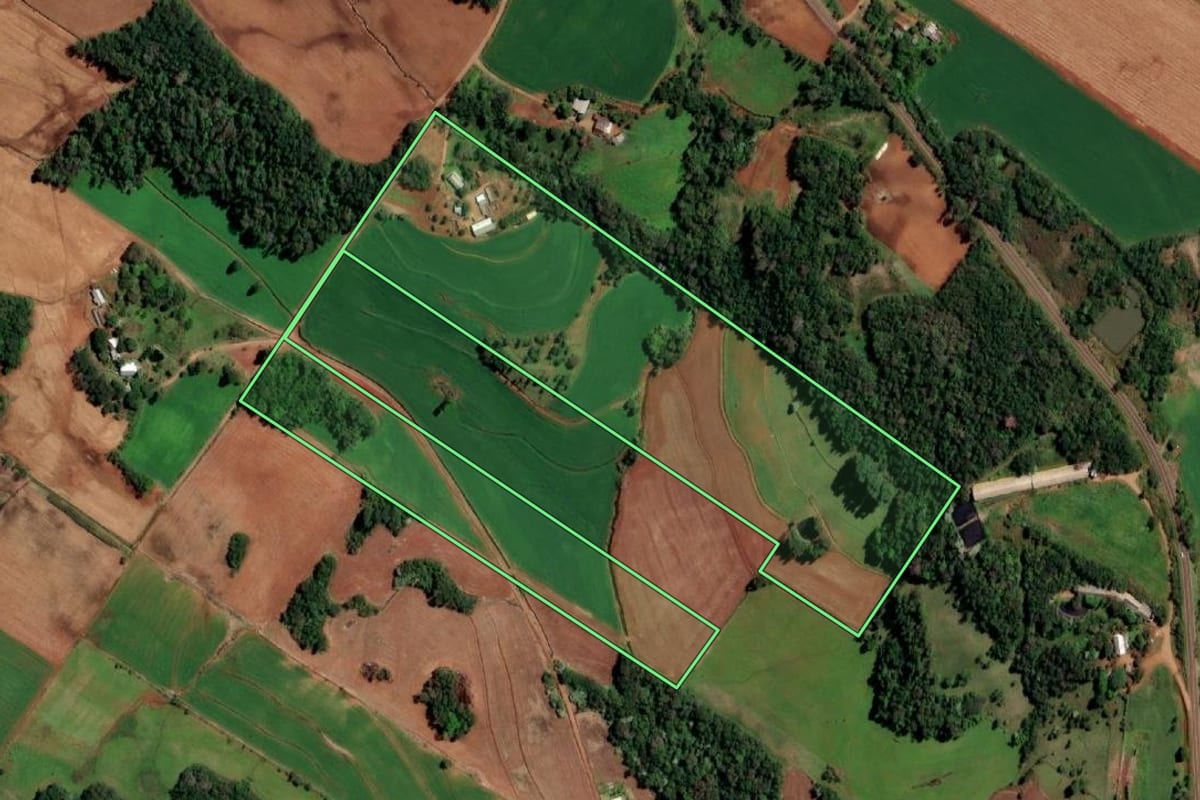 Imagem de satélite do imóvel rural em Santo Cristo (RS), com o contorno declarado no CAR desenhado por cima.