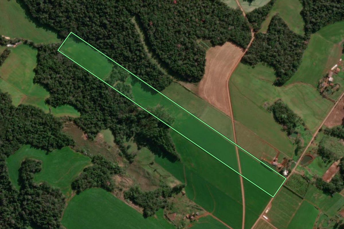 Imagem de satélite do imóvel rural em Santo Cristo (RS), com o contorno declarado no CAR desenhado por cima.