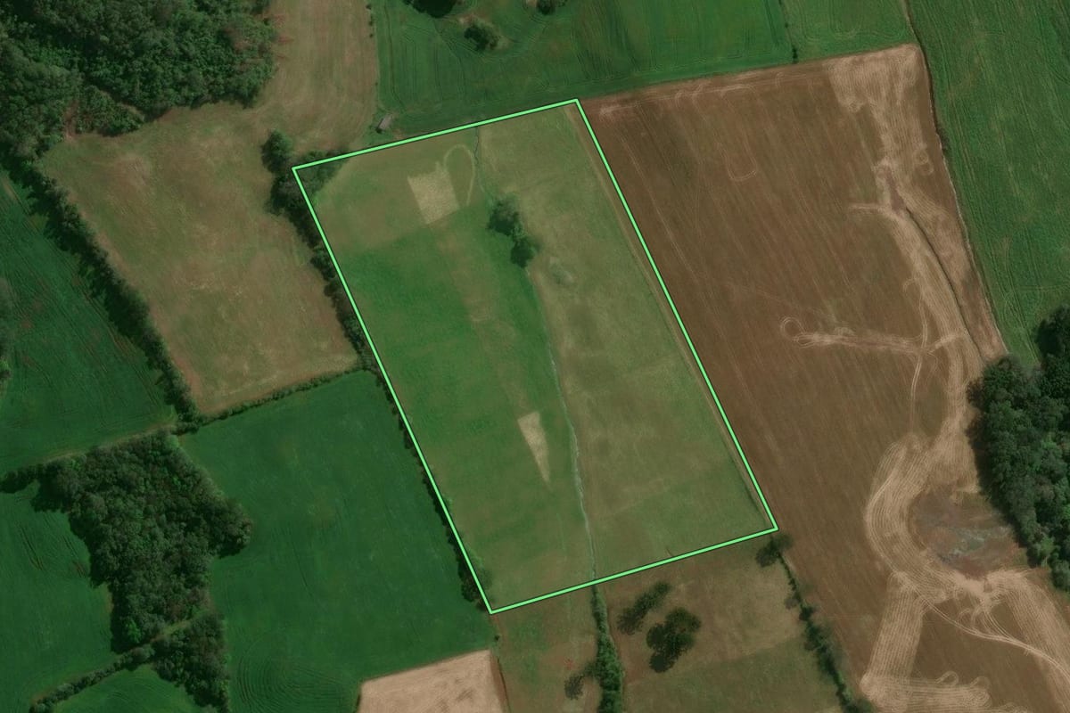 Imagem de satélite do imóvel rural em Santo Expedito do Sul (RS), com o contorno declarado no CAR desenhado por cima.