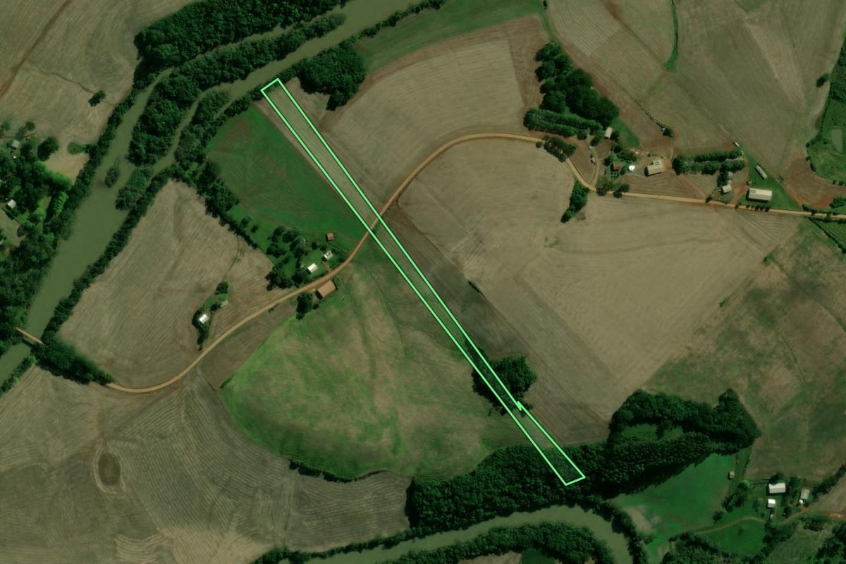 Imagem de satélite do imóvel rural em Santo Expedito do Sul (RS), com o contorno declarado no CAR desenhado por cima.