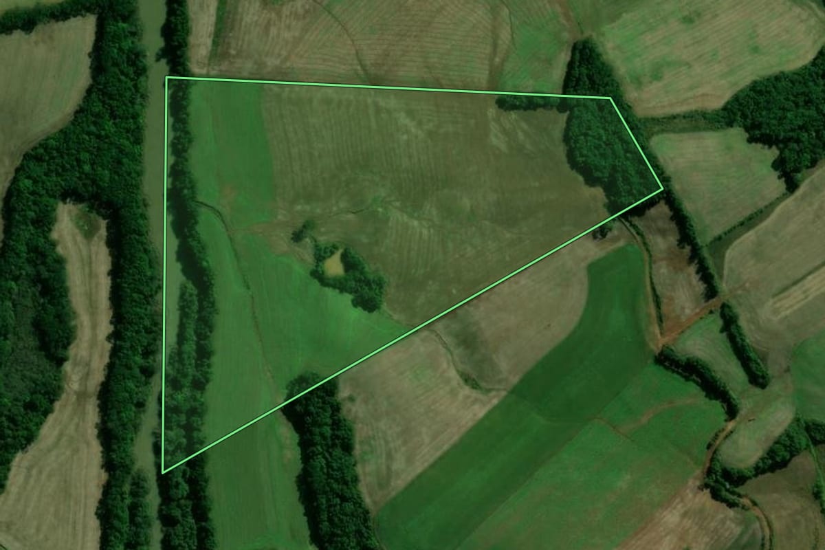 Imagem de satélite do imóvel rural em Santo Expedito do Sul (RS), com o contorno declarado no CAR desenhado por cima.