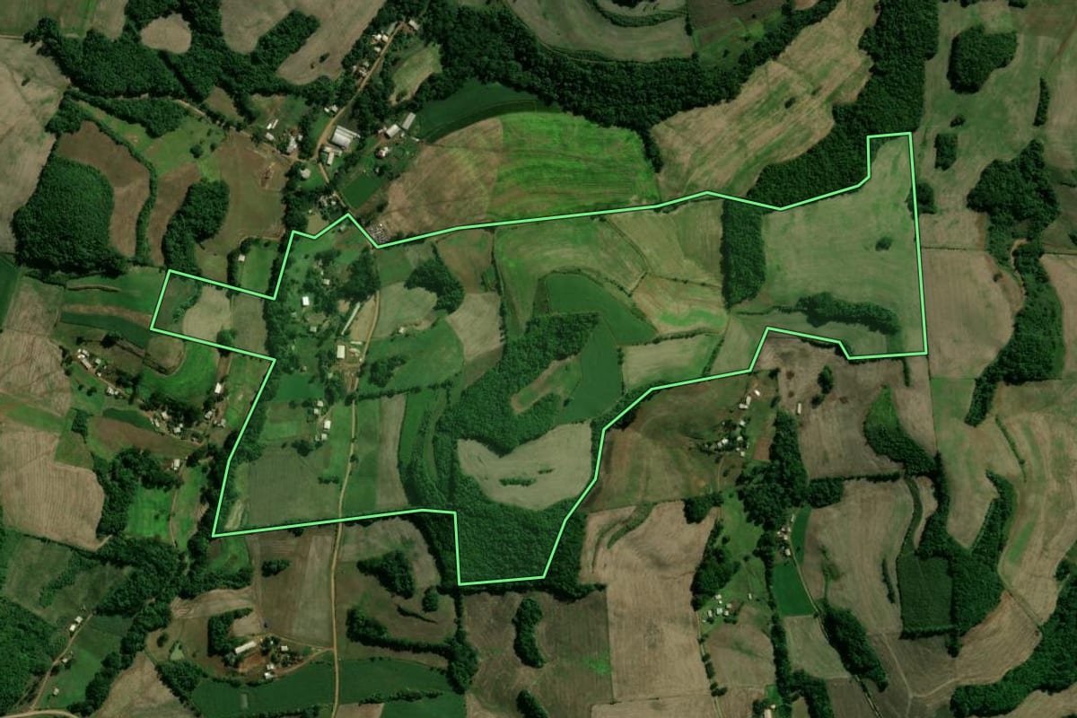 Imagem de satélite do imóvel rural em Santo Expedito do Sul (RS), com o contorno declarado no CAR desenhado por cima.