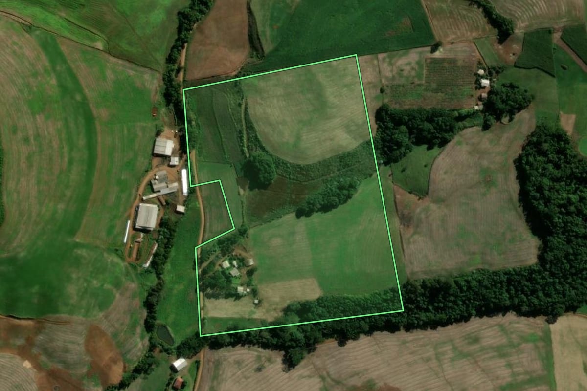 Imagem de satélite do imóvel rural em Santo Expedito do Sul (RS), com o contorno declarado no CAR desenhado por cima.