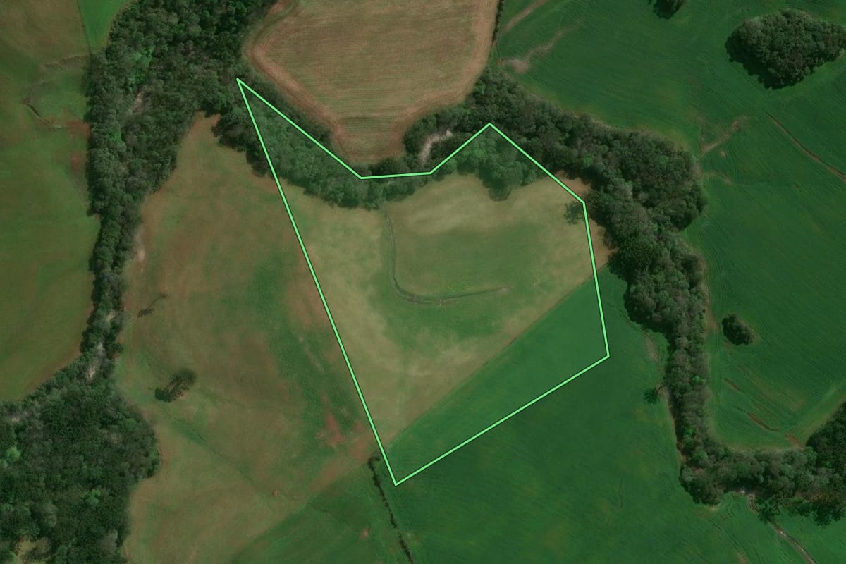 Imagem de satélite do imóvel rural em Santo Expedito do Sul (RS), com o contorno declarado no CAR desenhado por cima.