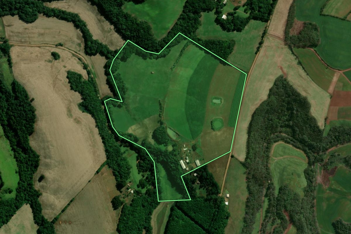 Imagem de satélite do imóvel rural em Santo Expedito do Sul (RS), com o contorno declarado no CAR desenhado por cima.