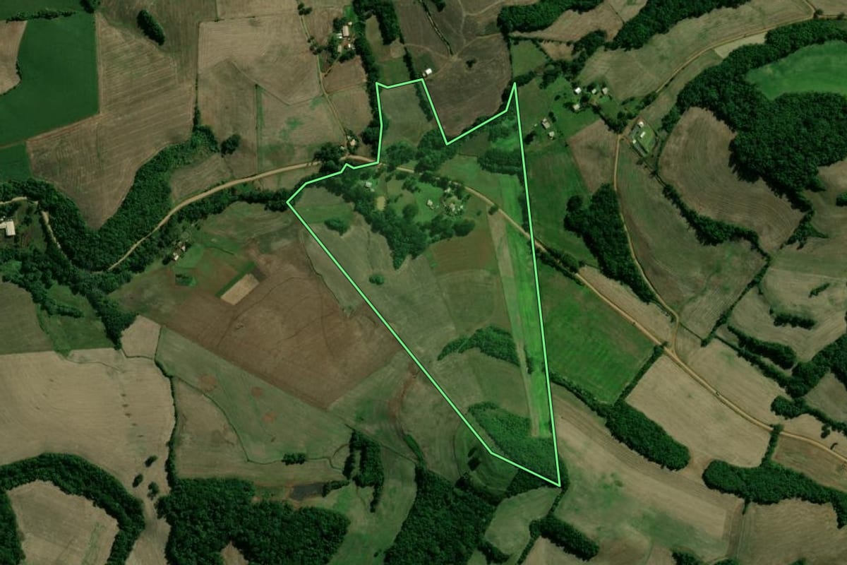 Imagem de satélite do imóvel rural em Santo Expedito do Sul (RS), com o contorno declarado no CAR desenhado por cima.