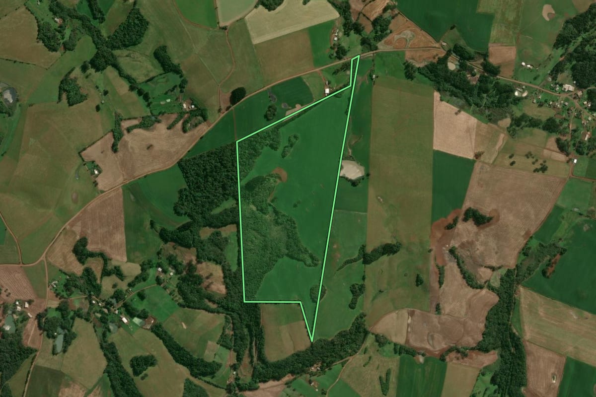 Imagem de satélite do imóvel rural em Santo Expedito do Sul (RS), com o contorno declarado no CAR desenhado por cima.