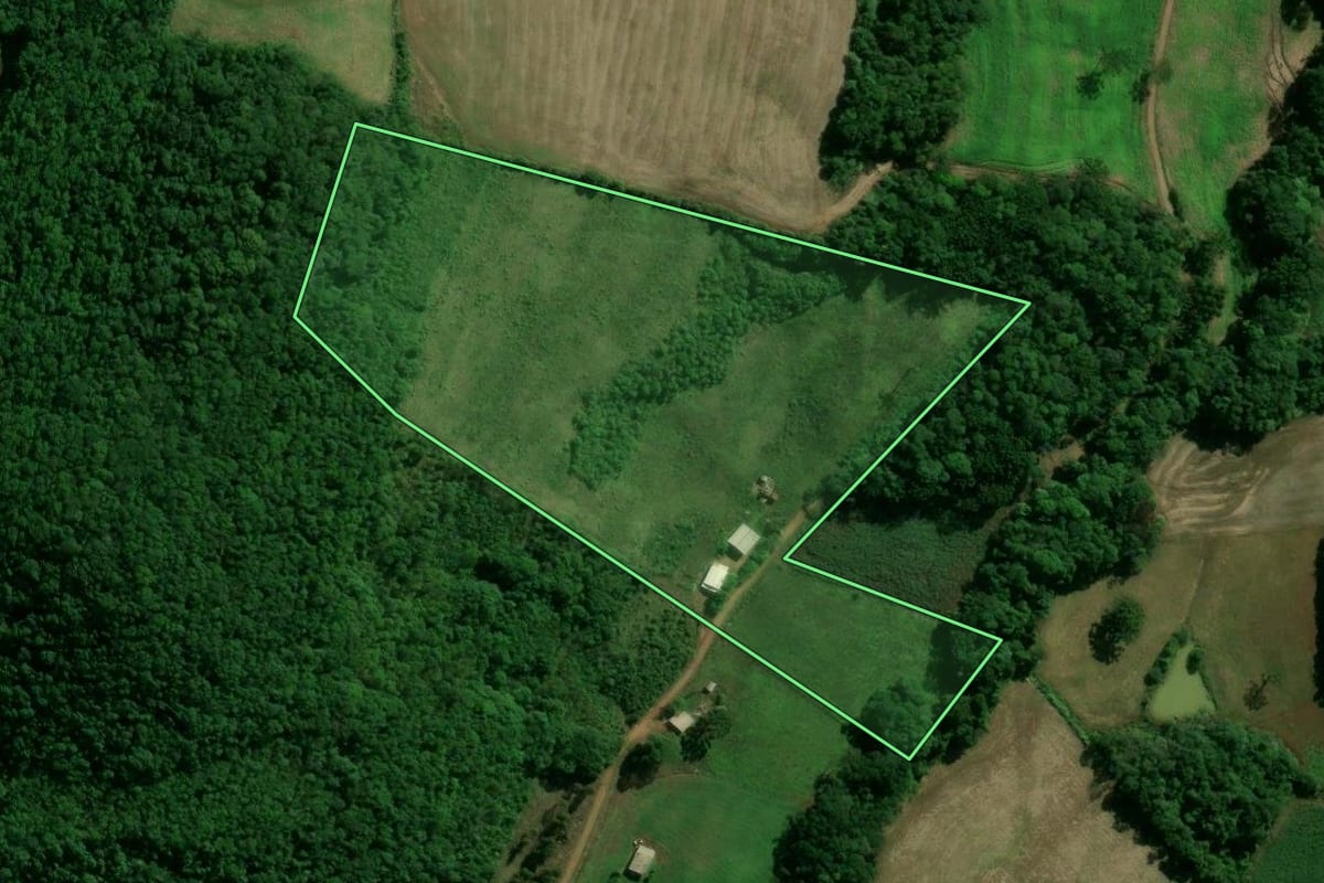 Imagem de satélite do imóvel rural em Santo Expedito do Sul (RS), com o contorno declarado no CAR desenhado por cima.
