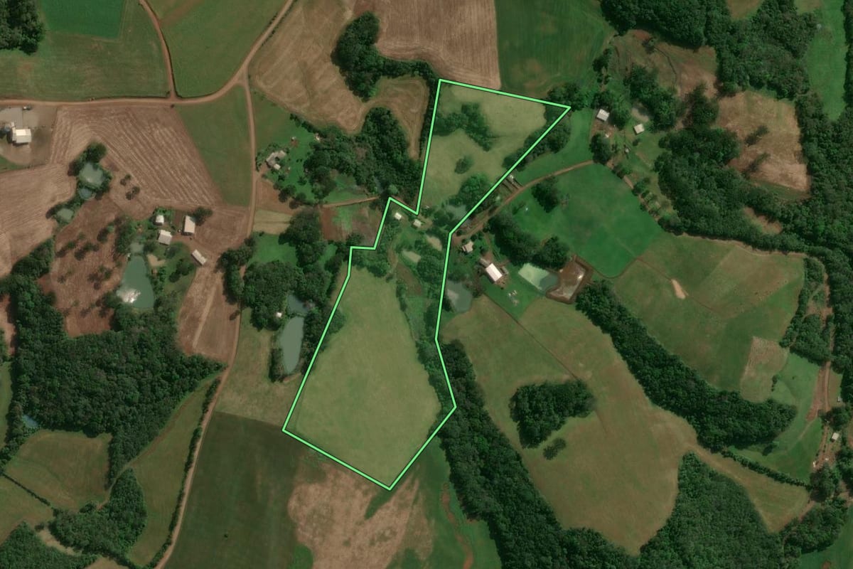 Imagem de satélite do imóvel rural em Santo Expedito do Sul (RS), com o contorno declarado no CAR desenhado por cima.