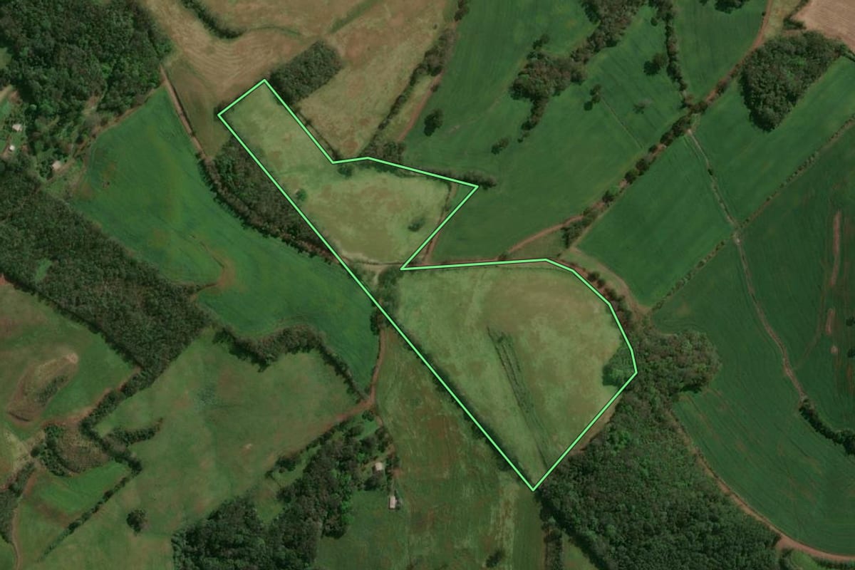 Imagem de satélite do imóvel rural em Santo Expedito do Sul (RS), com o contorno declarado no CAR desenhado por cima.