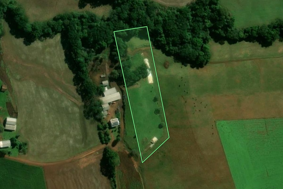 Imagem de satélite do imóvel rural em Santo Expedito do Sul (RS), com o contorno declarado no CAR desenhado por cima.
