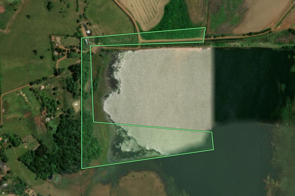 Imagem de satélite do imóvel rural em São Borja (RS), com o contorno declarado no CAR desenhado por cima.