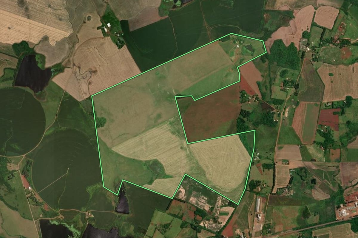 Imagem de satélite do imóvel rural em São Borja (RS), com o contorno declarado no CAR desenhado por cima.