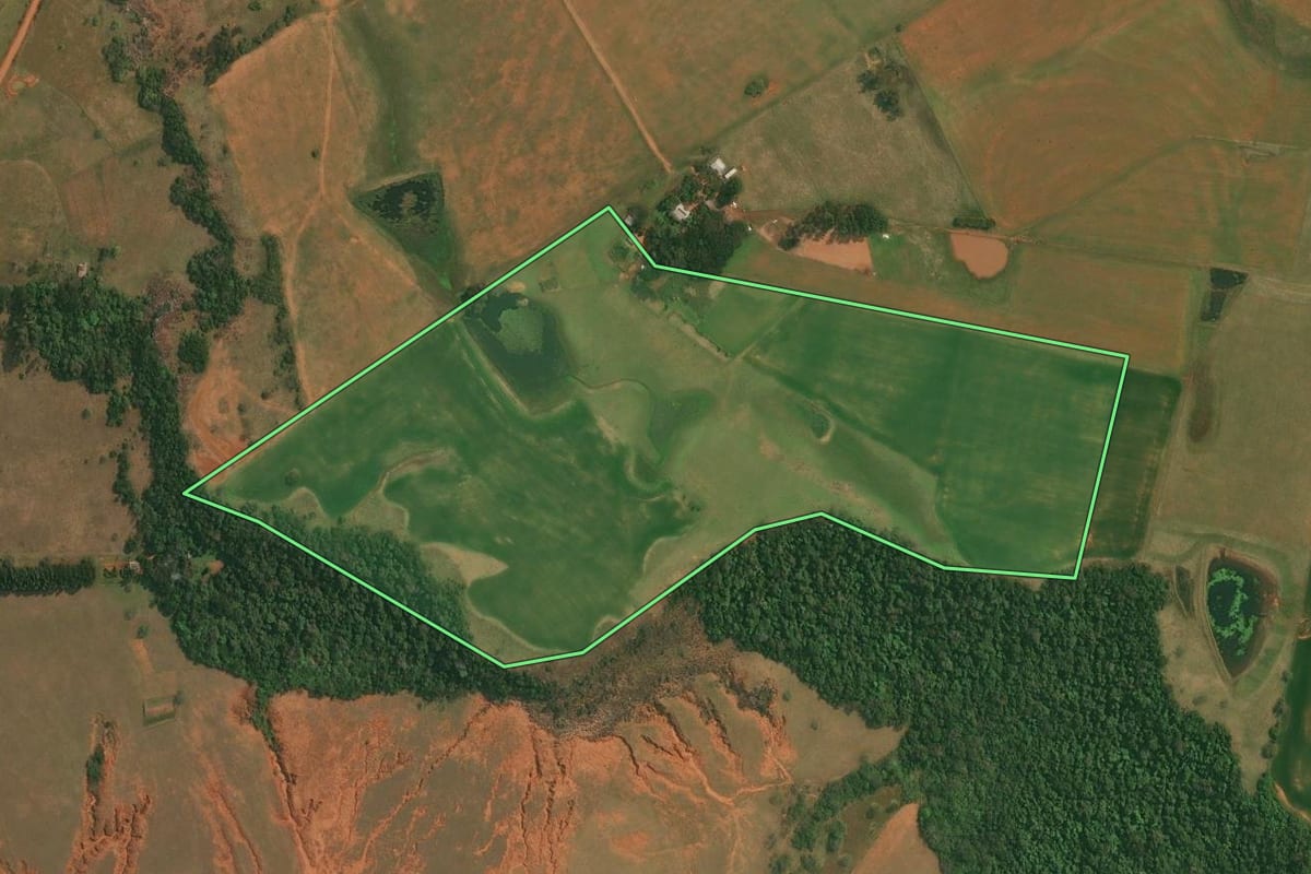 Imagem de satélite do imóvel rural em São Borja (RS), com o contorno declarado no CAR desenhado por cima.
