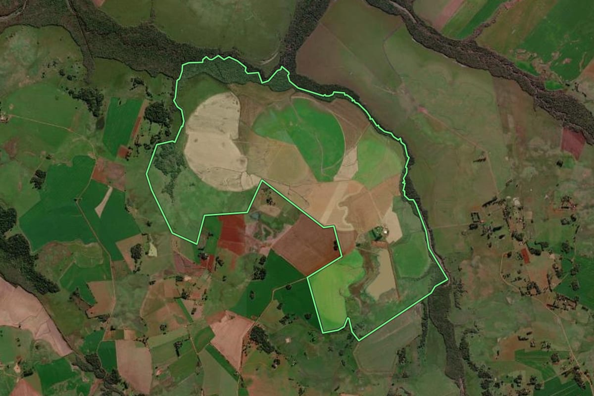 Imagem de satélite do imóvel rural em São Borja (RS), com o contorno declarado no CAR desenhado por cima.