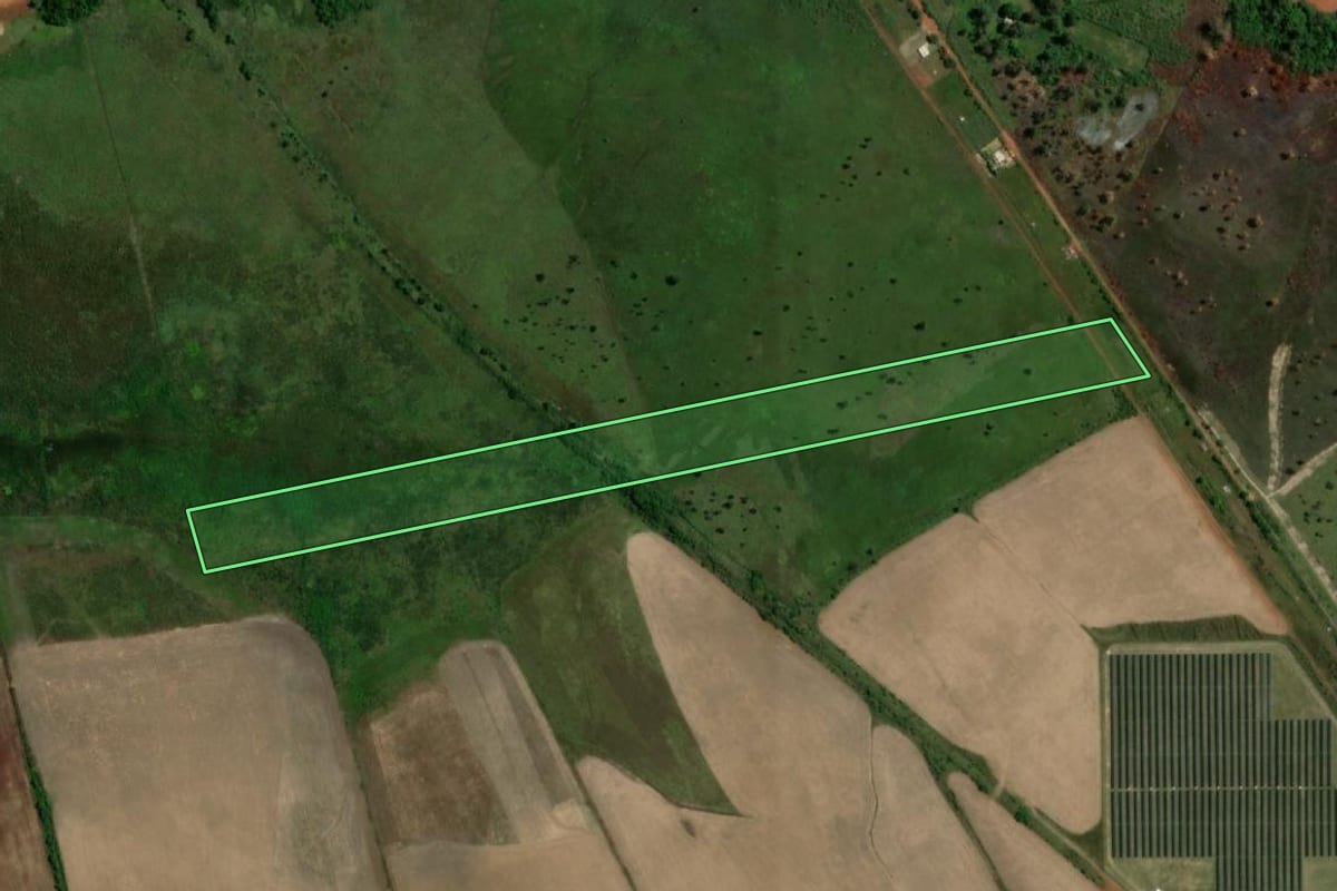 Imagem de satélite do imóvel rural em São Borja (RS), com o contorno declarado no CAR desenhado por cima.