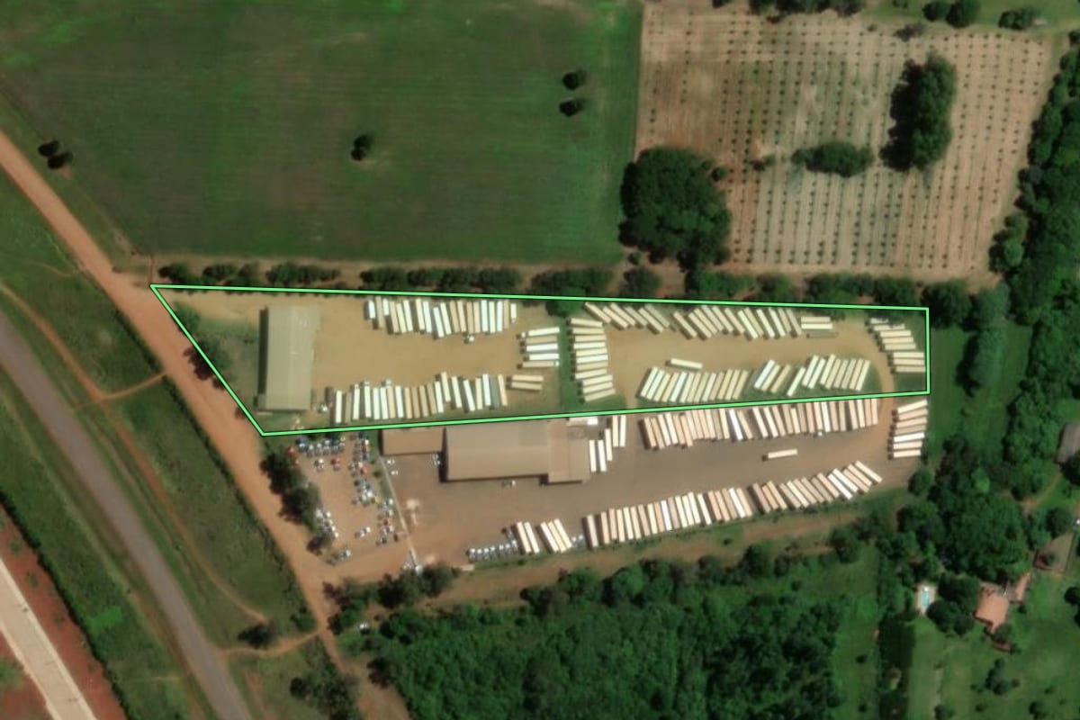 Imagem de satélite do imóvel rural em São Borja (RS), com o contorno declarado no CAR desenhado por cima.