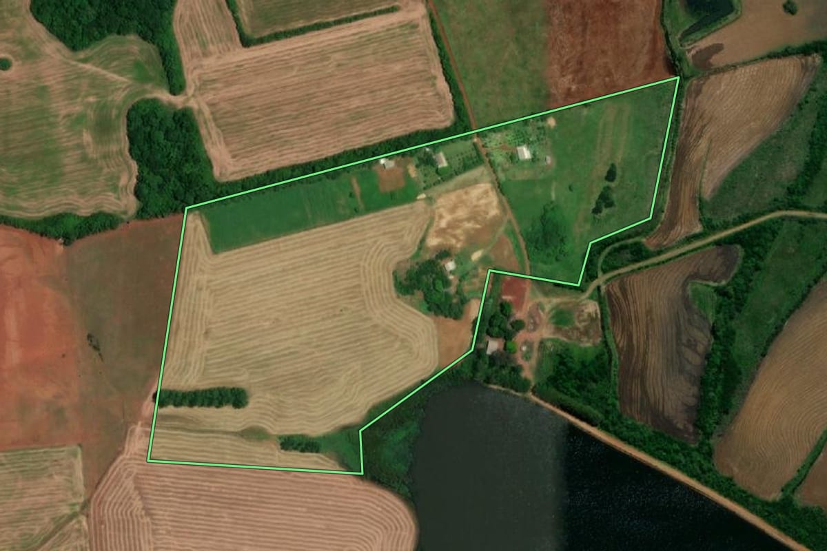 Imagem de satélite do imóvel rural em São Borja (RS), com o contorno declarado no CAR desenhado por cima.