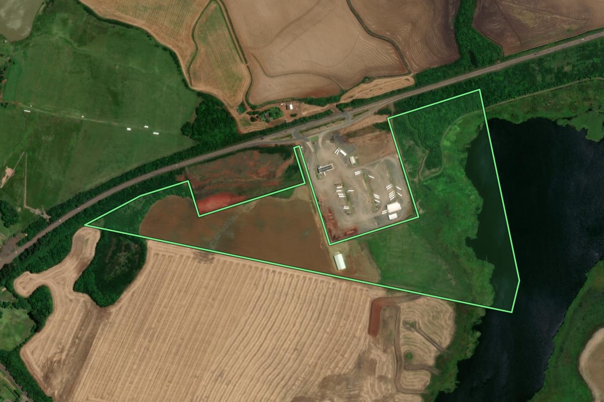Imagem de satélite do imóvel rural em São Borja (RS), com o contorno declarado no CAR desenhado por cima.