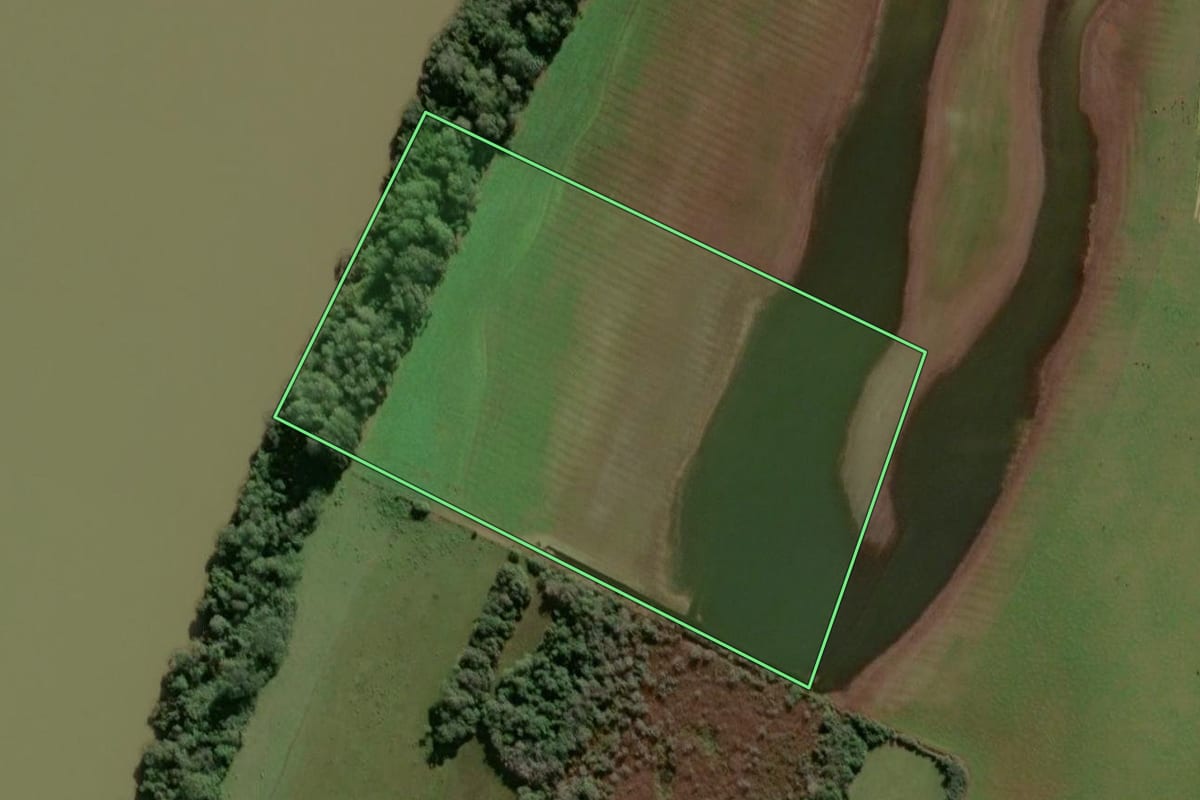 Imagem de satélite do imóvel rural em São Borja (RS), com o contorno declarado no CAR desenhado por cima.