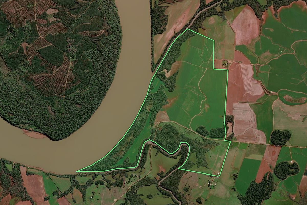 Imagem de satélite do imóvel rural em São Borja (RS), com o contorno declarado no CAR desenhado por cima.