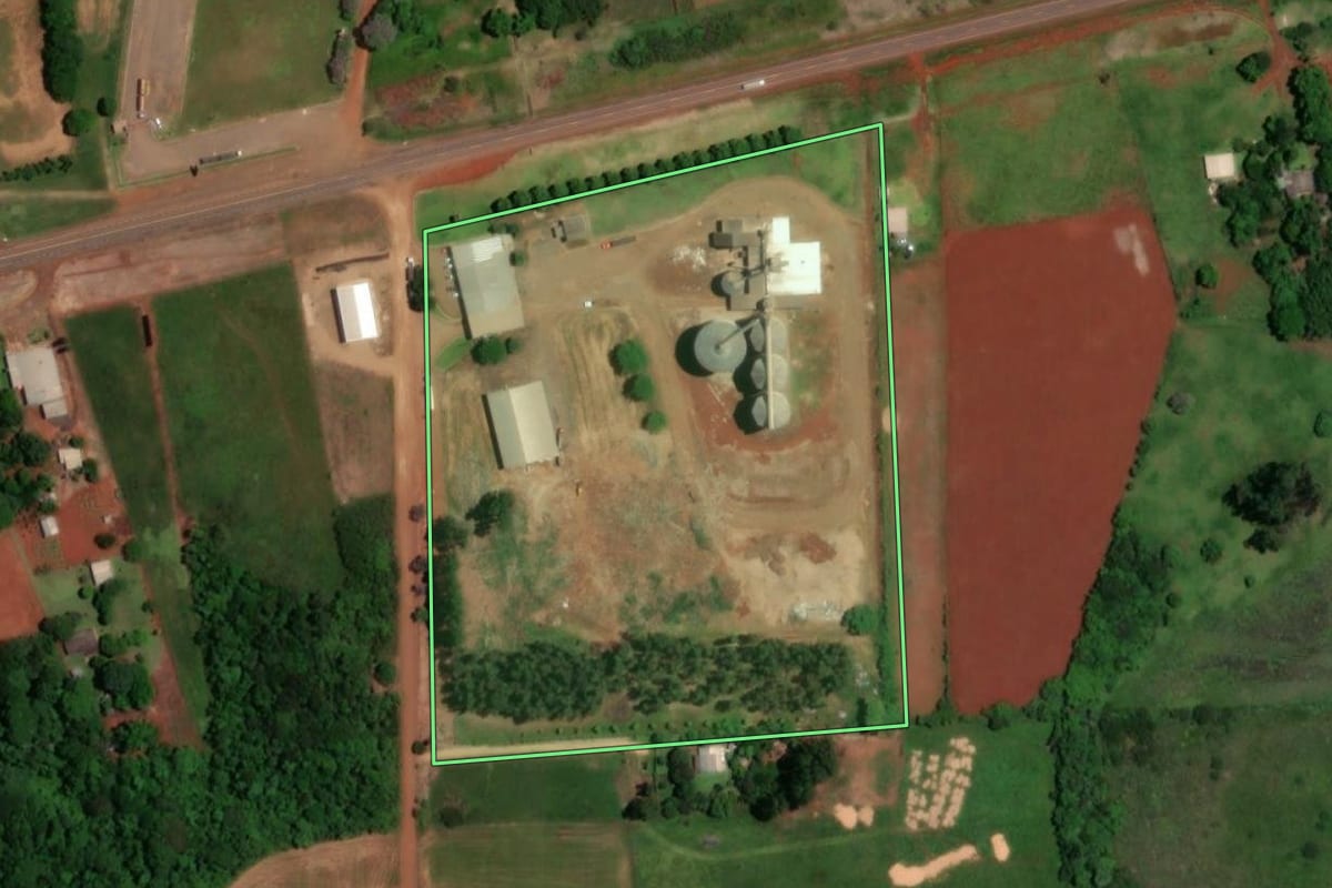 Imagem de satélite do imóvel rural em São Borja (RS), com o contorno declarado no CAR desenhado por cima.
