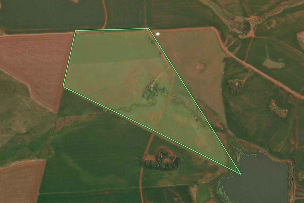 Imagem de satélite do imóvel rural em São Borja (RS), com o contorno declarado no CAR desenhado por cima.