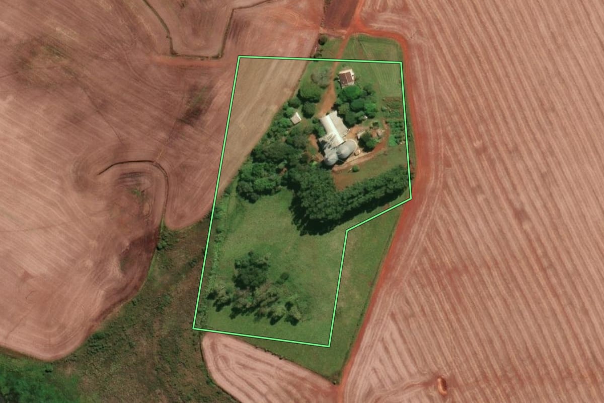 Imagem de satélite do imóvel rural em São Borja (RS), com o contorno declarado no CAR desenhado por cima.