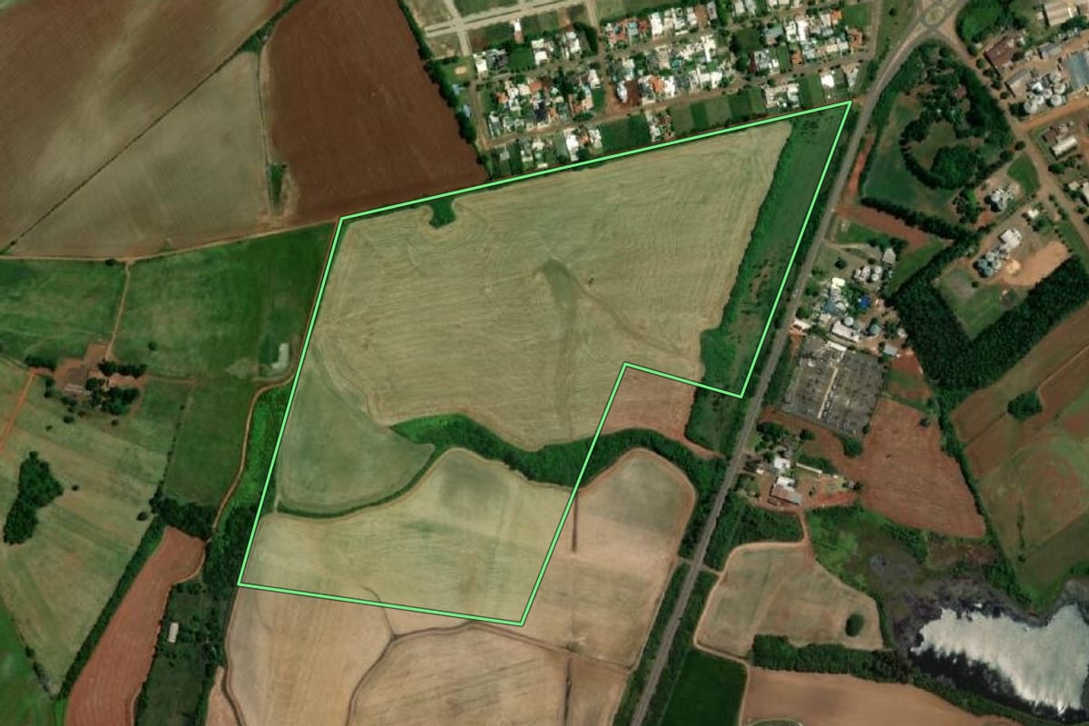 Imagem de satélite do imóvel rural em São Borja (RS), com o contorno declarado no CAR desenhado por cima.