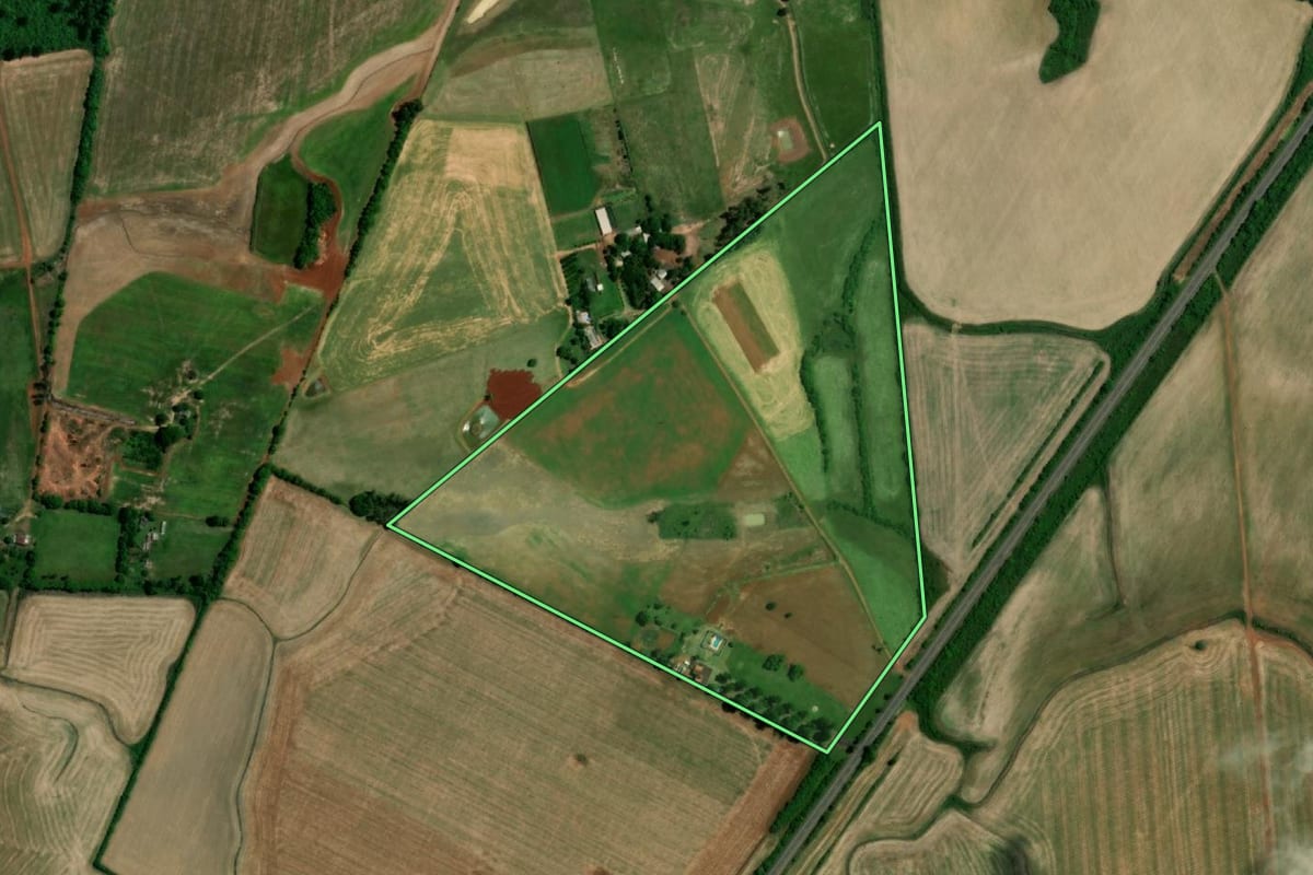 Imagem de satélite do imóvel rural em São Borja (RS), com o contorno declarado no CAR desenhado por cima.