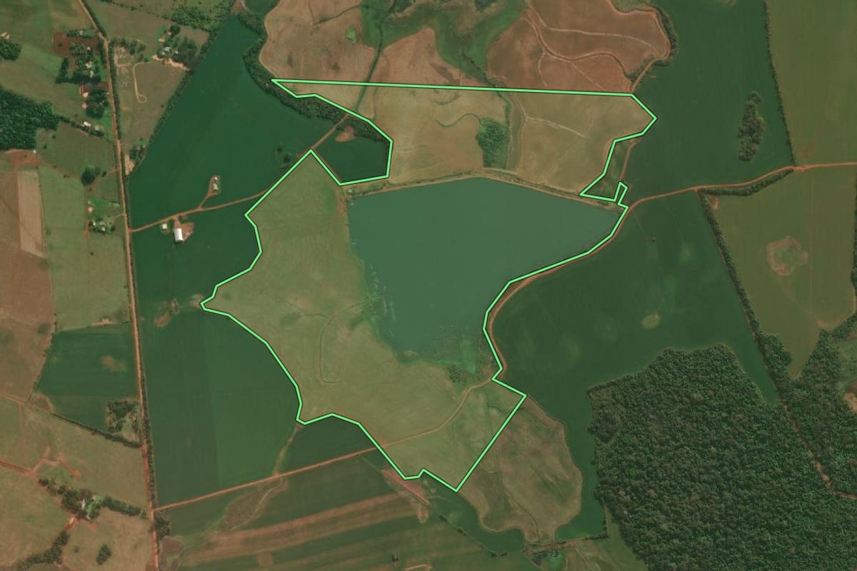 Imagem de satélite do imóvel rural em São Borja (RS), com o contorno declarado no CAR desenhado por cima.
