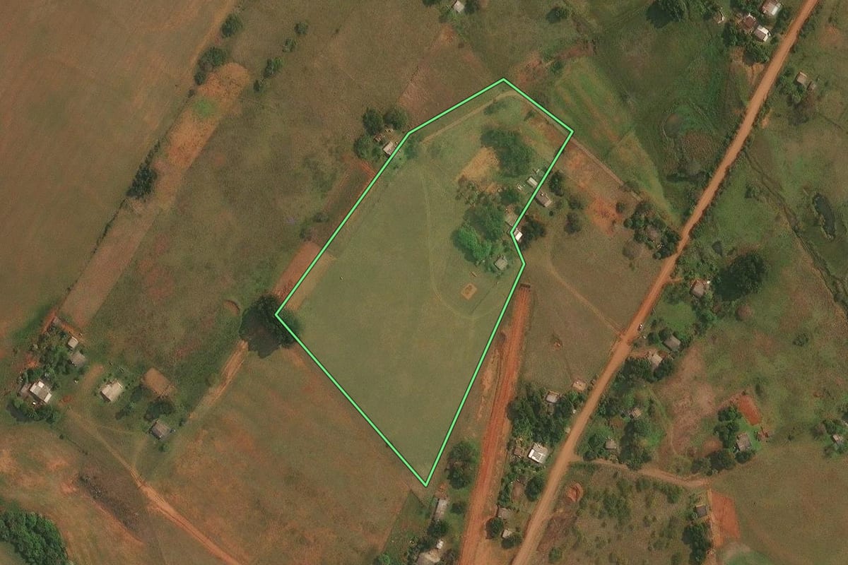 Imagem de satélite do imóvel rural em São Borja (RS), com o contorno declarado no CAR desenhado por cima.