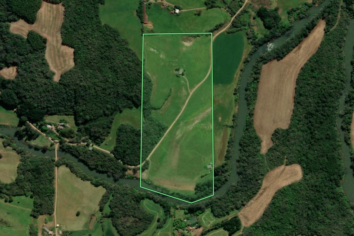 Imagem de satélite do imóvel rural em São Domingos do Sul (RS), com o contorno declarado no CAR desenhado por cima.