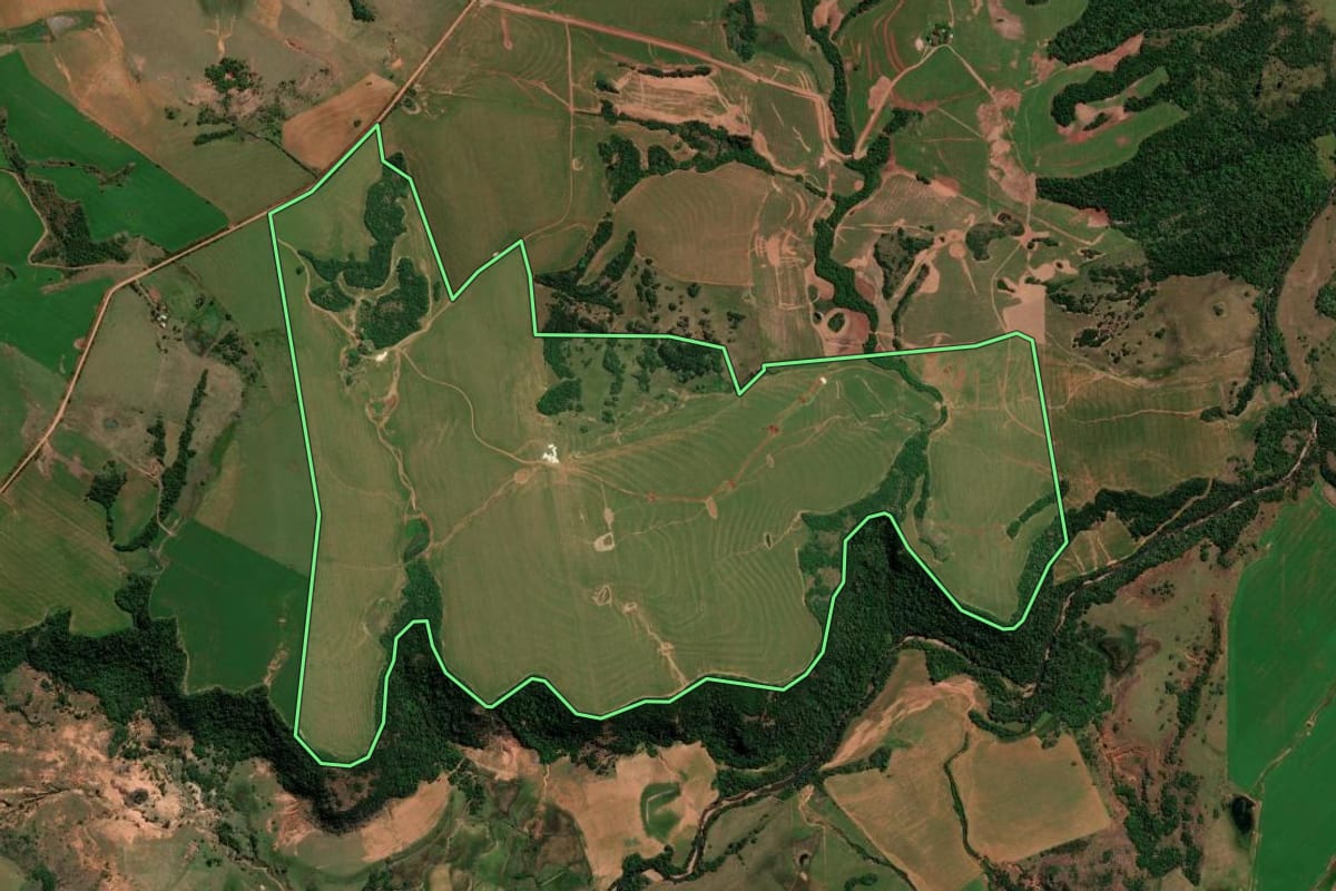 Imagem de satélite do imóvel rural em São Francisco de Assis (RS), com o contorno declarado no CAR desenhado por cima.