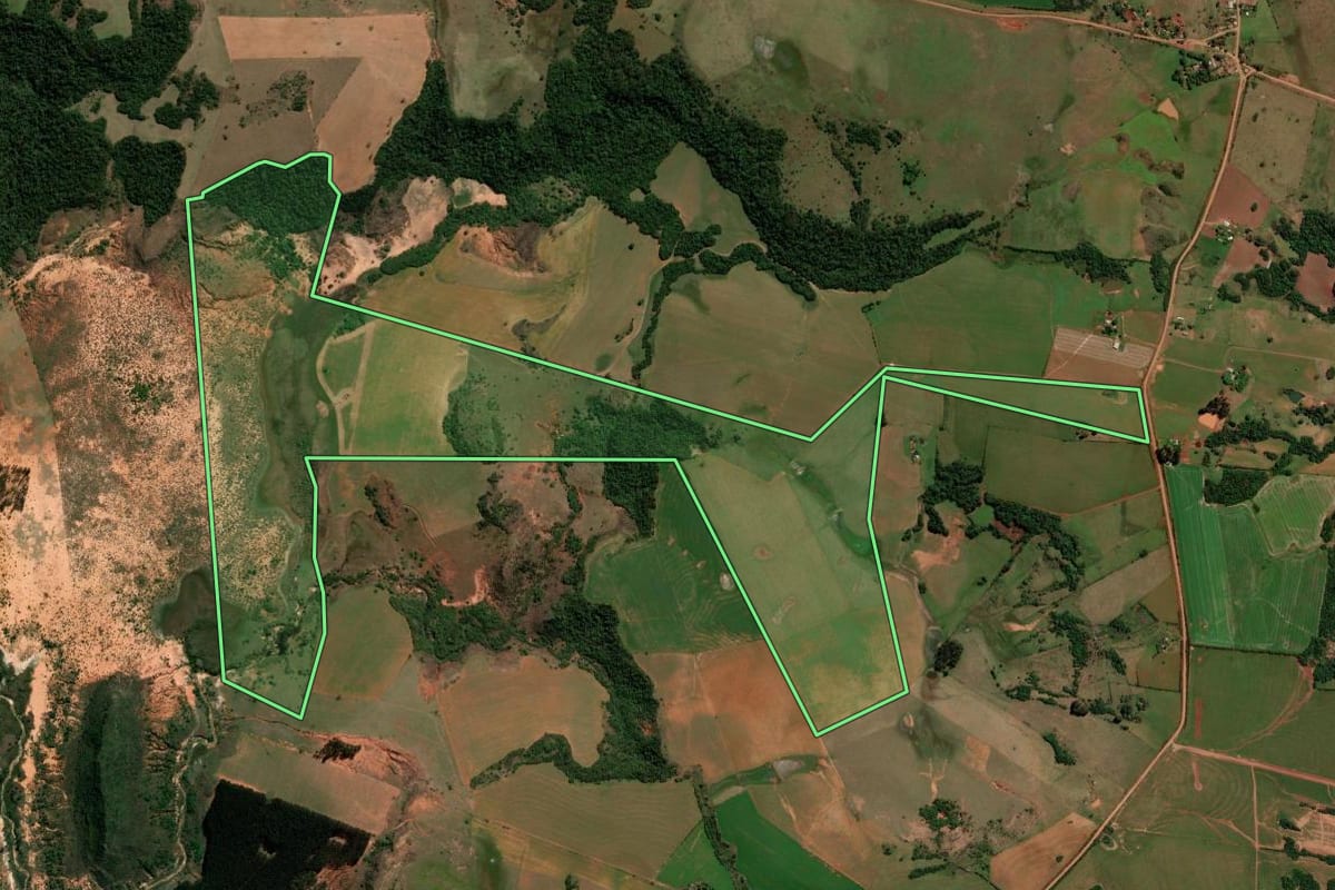 Imagem de satélite do imóvel rural em São Francisco de Assis (RS), com o contorno declarado no CAR desenhado por cima.