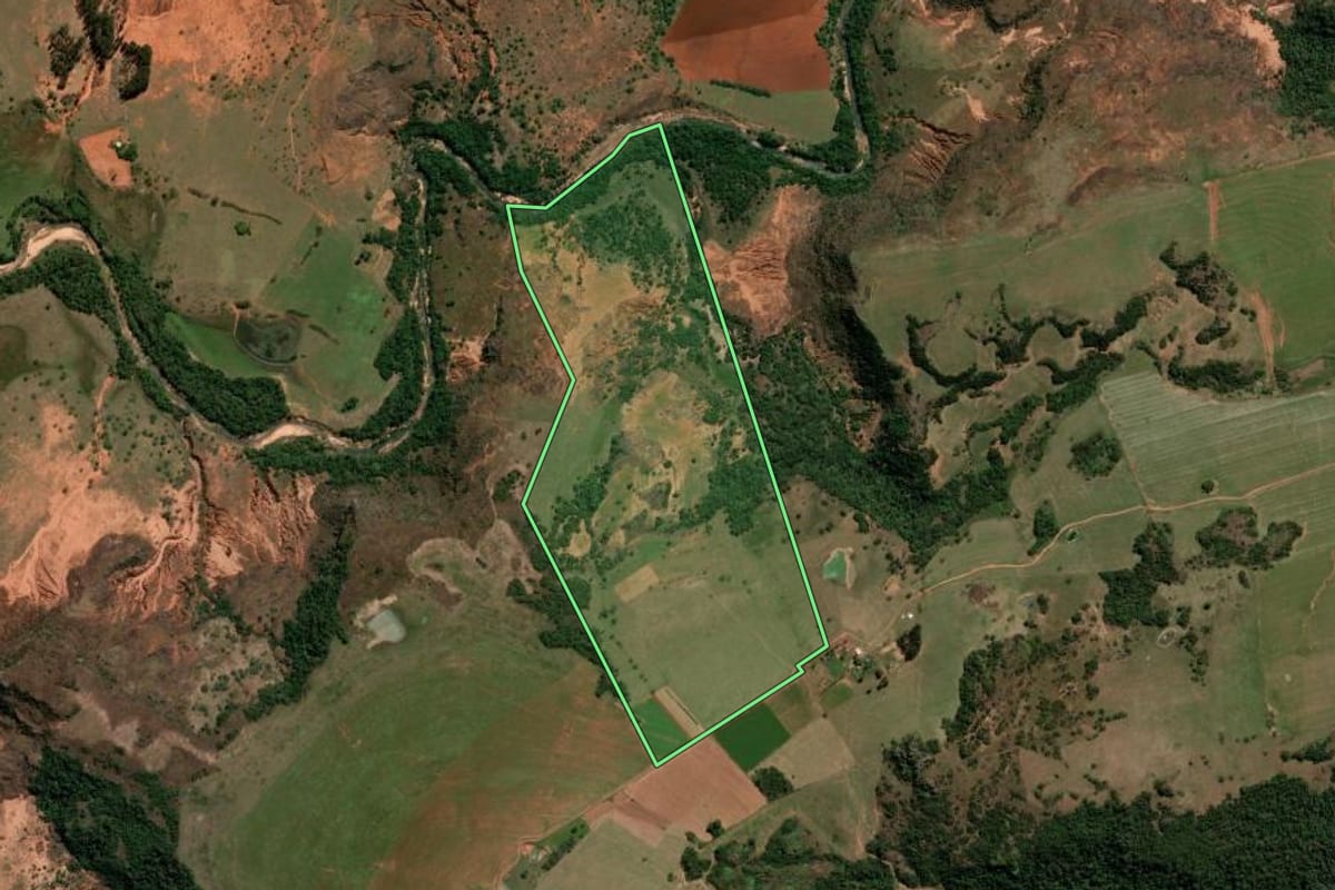 Imagem de satélite do imóvel rural em São Francisco de Assis (RS), com o contorno declarado no CAR desenhado por cima.