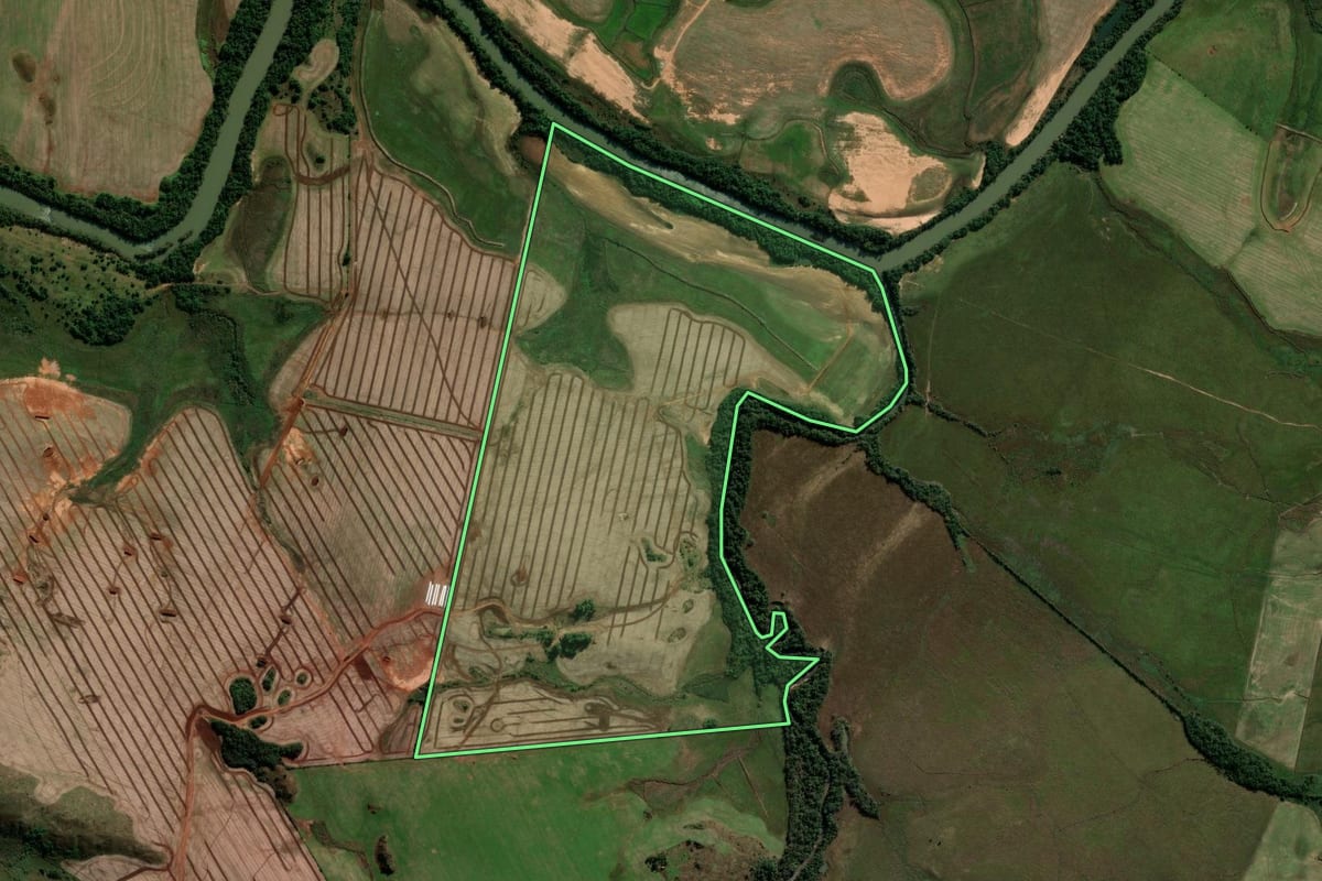 Imagem de satélite do imóvel rural em São Francisco de Assis (RS), com o contorno declarado no CAR desenhado por cima.