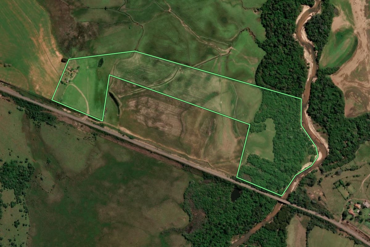 Imagem de satélite do imóvel rural em São Francisco de Assis (RS), com o contorno declarado no CAR desenhado por cima.