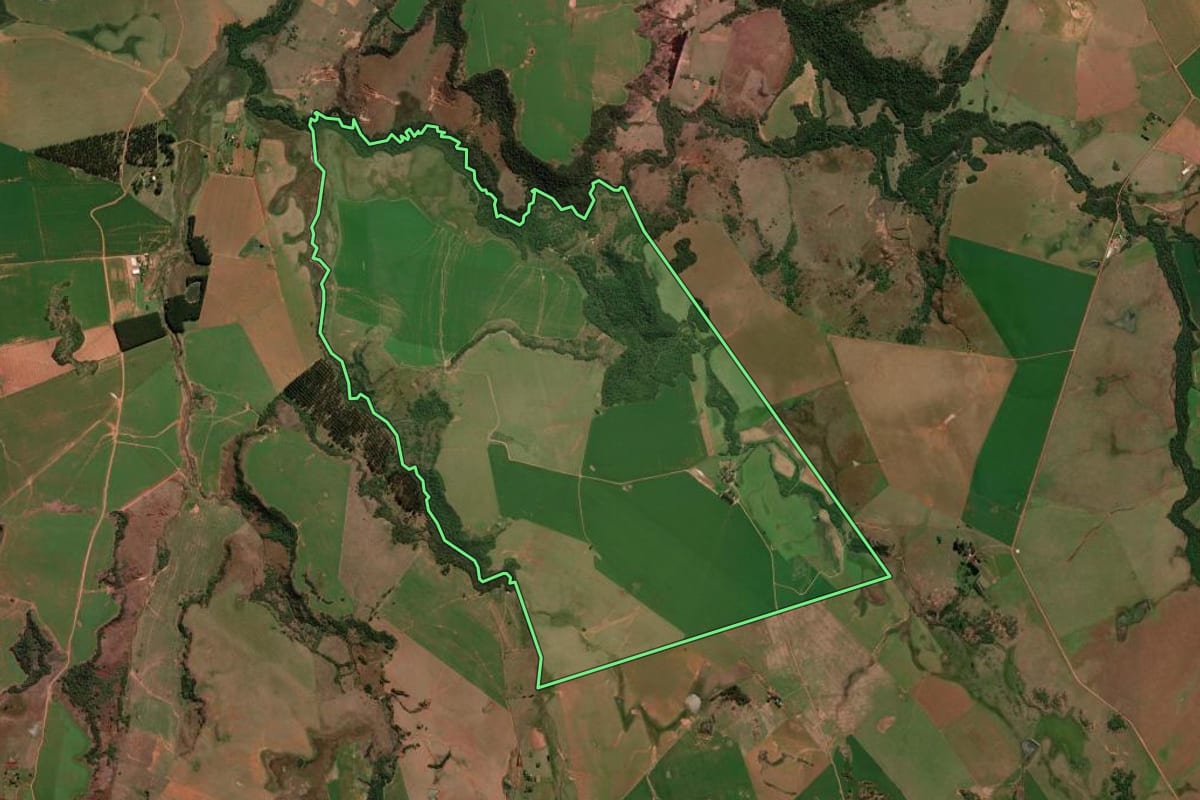 Imagem de satélite do imóvel rural em São Francisco de Assis (RS), com o contorno declarado no CAR desenhado por cima.