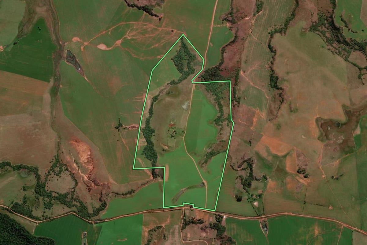 Imagem de satélite do imóvel rural em São Francisco de Assis (RS), com o contorno declarado no CAR desenhado por cima.