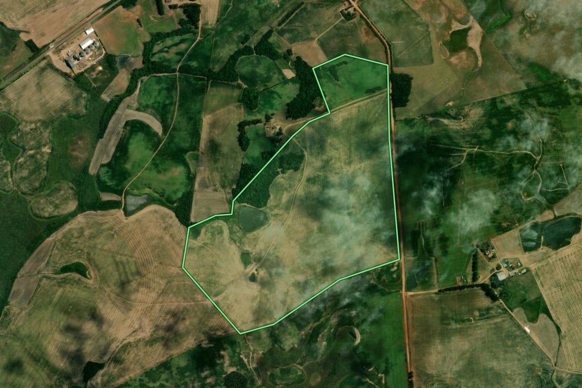 Imagem de satélite do imóvel rural em São Francisco de Assis (RS), com o contorno declarado no CAR desenhado por cima.