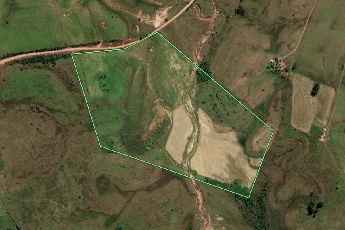 Imagem de satélite do imóvel rural em São Francisco de Assis (RS), com o contorno declarado no CAR desenhado por cima.