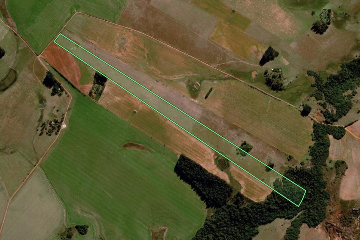 Imagem de satélite do imóvel rural em São Francisco de Assis (RS), com o contorno declarado no CAR desenhado por cima.