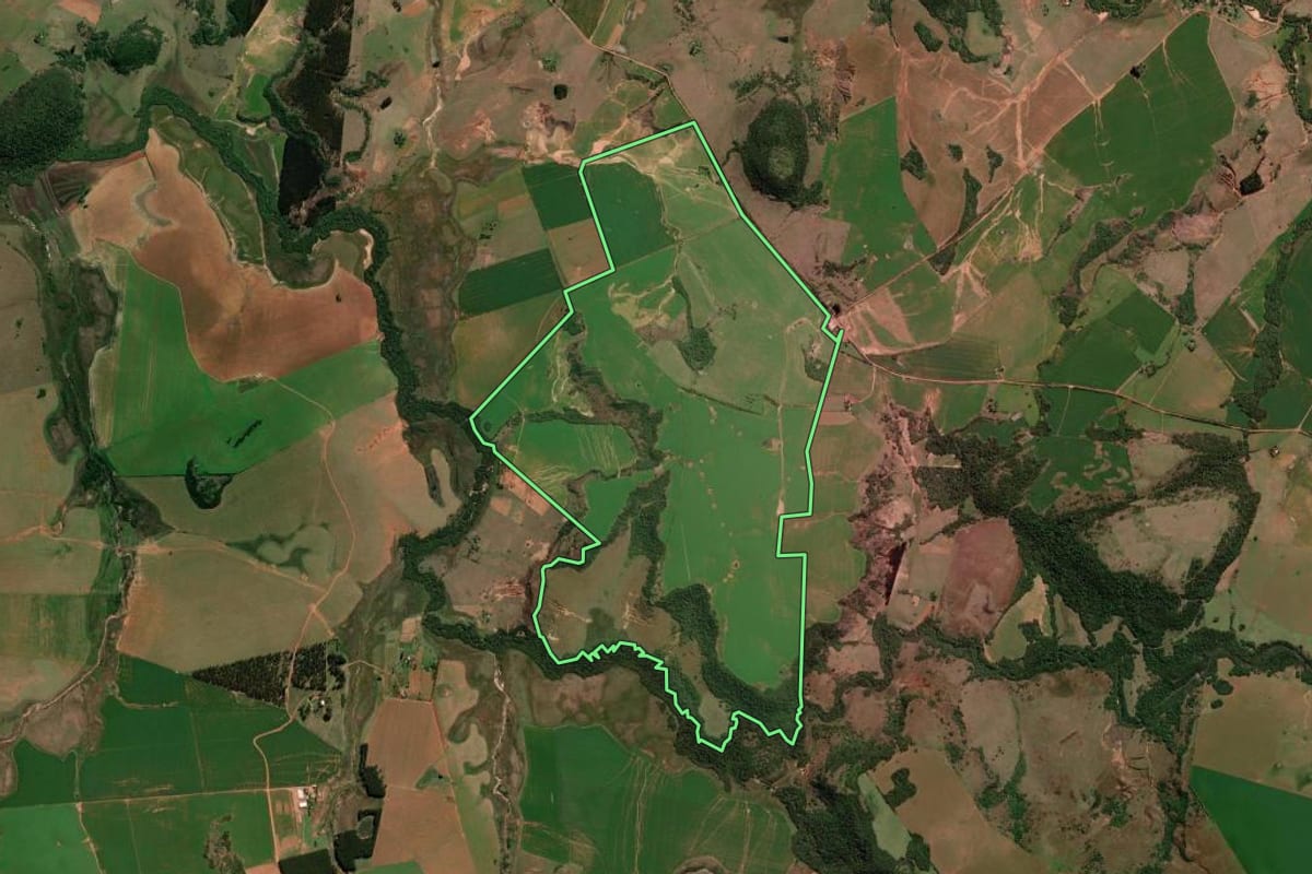 Imagem de satélite do imóvel rural em São Francisco de Assis (RS), com o contorno declarado no CAR desenhado por cima.