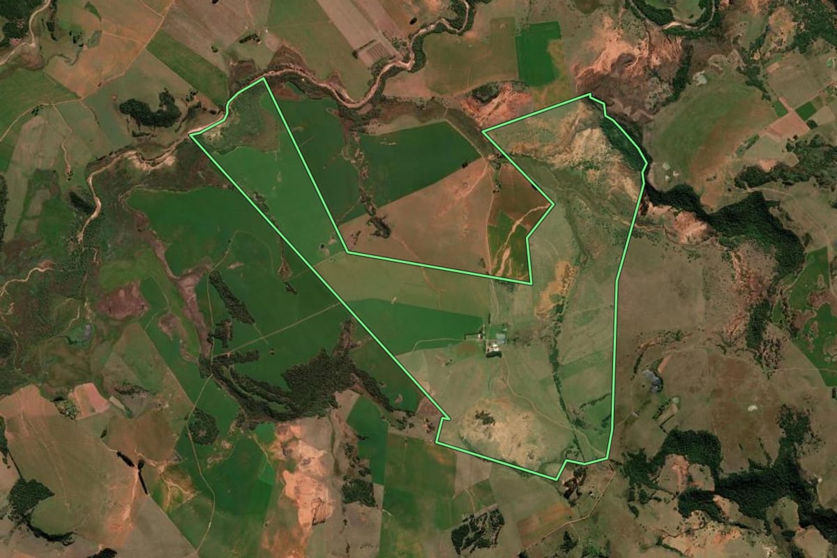 Imagem de satélite do imóvel rural em São Francisco de Assis (RS), com o contorno declarado no CAR desenhado por cima.