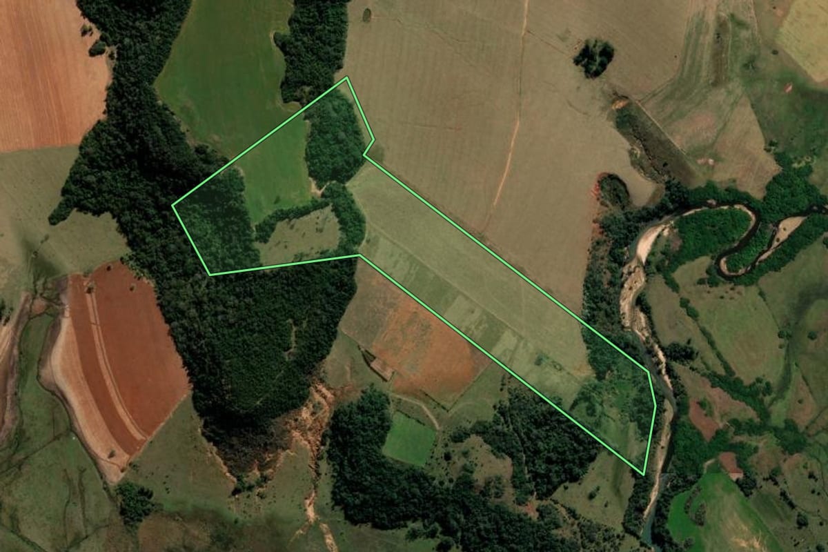 Imagem de satélite do imóvel rural em São Francisco de Assis (RS), com o contorno declarado no CAR desenhado por cima.