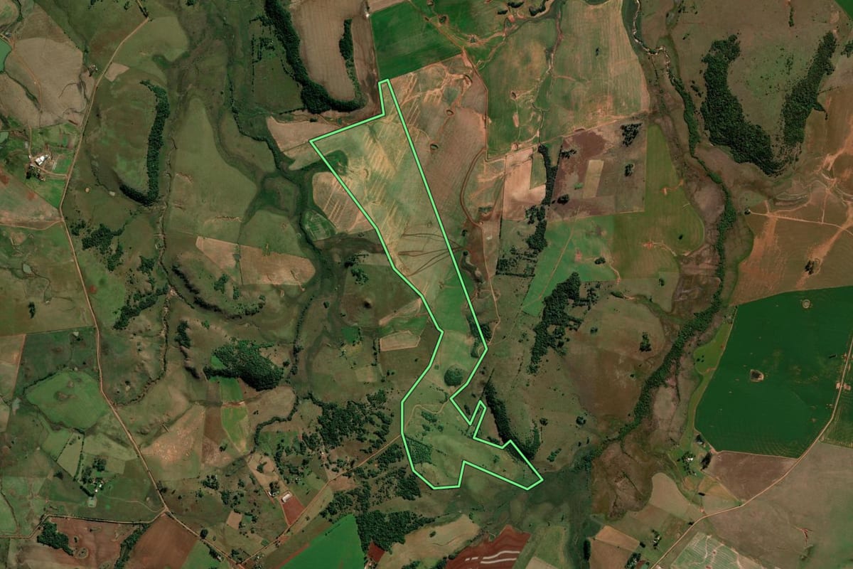 Imagem de satélite do imóvel rural em São Francisco de Assis (RS), com o contorno declarado no CAR desenhado por cima.