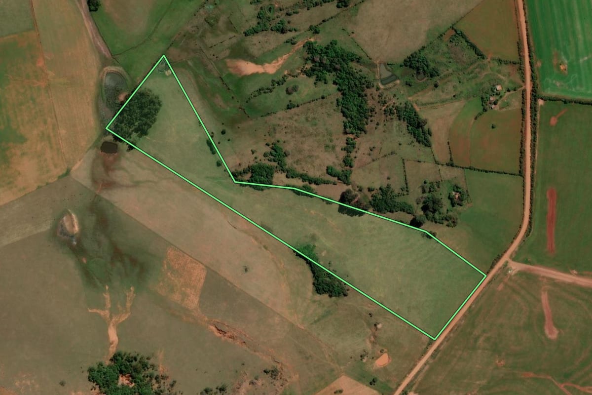 Imagem de satélite do imóvel rural em São Francisco de Assis (RS), com o contorno declarado no CAR desenhado por cima.