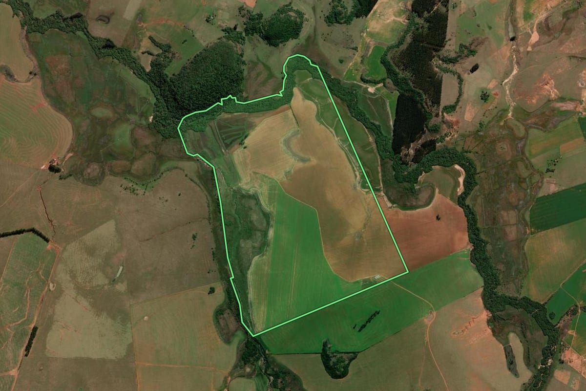 Imagem de satélite do imóvel rural em São Francisco de Assis (RS), com o contorno declarado no CAR desenhado por cima.